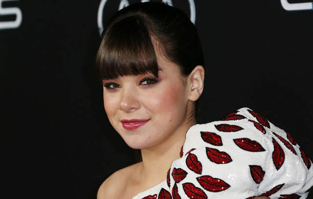 Get The Look: Hailee Steinfeld's Makeup at the Ender's Game Movie Premiere
